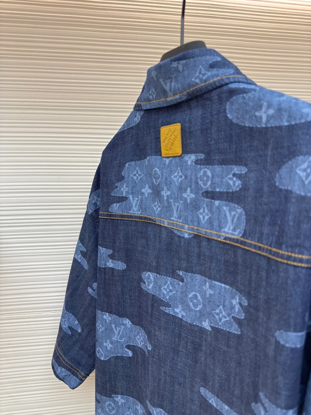 LOUIS VUITTON chambray short-sleeved shirt ●Authentic product: Purchased and developed for 13900 ●Item number: 1680265-A85 ●Fabric: Lyocell fiber denim fabric ●Technology: Made on positioning cutting machine ●Version: Fitted version ●Weight: about 385 grams ●Size: S-M-L-XL ●Description: Made of Lyocell fiber denim TR lining, positioning cutting machine, garment washing and fading, customized 1:1 pearl buttons, customized 1:1 rivets, customized 1:1 zippers, customized 1:1 leather labels, customized 1:1 trademarks. The overall wiring is straight and delicate, the fabric is comfortable and soft, and the color is consistent without color difference. It can be matched with the same style to create a fashionable look and control various occasions. Customized accessories, complete with three standards, same style for men and women!